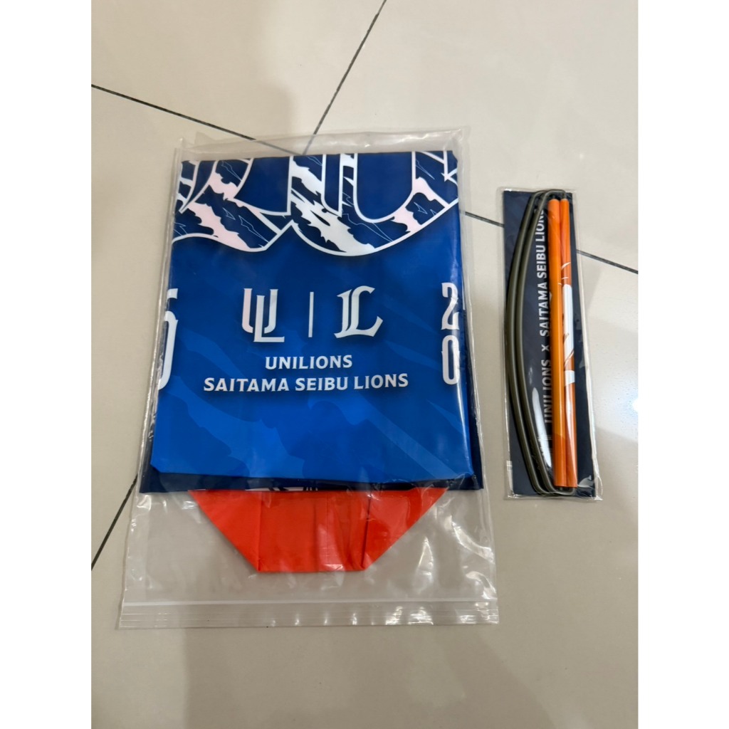 統一獅雙獅會法批 + 手拉旗