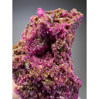 【明明天然水晶】 純天然緬甸紅寶石原礦28.2g 紅剛玉 鉻剛玉 特級閃亮體雲母共生 勇氣象徵 礦石擺件可搭配消磁碗擺設