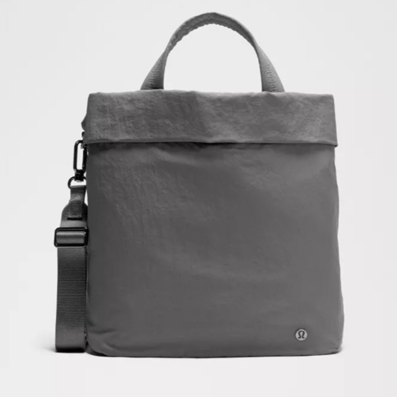 (PSM街頭潮流選)加拿大運動第一品牌 LULULEMON  On My Level Bag19L側背包