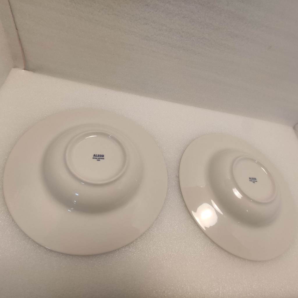 賣閒置商品-實物拍攝無修飾-碰巧的便宜-好運好康-名牌ALESSI兩盤一起賣-白色義大利麵盤/西餐盤/燉飯盤/瓷湯碗