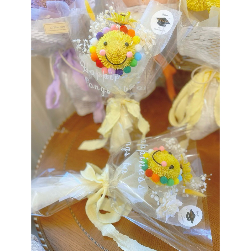 嵐緹花香室 𝑳.𝑻 𝒇𝒍𝒐𝒓𝒂 𝑺𝒄𝒆𝒏𝒕❀快速出貨🚚畢業永生微笑花束✿微笑彩虹花丸🩷🧡💛💚✿索拉花乒乓菊花束 療癒花束