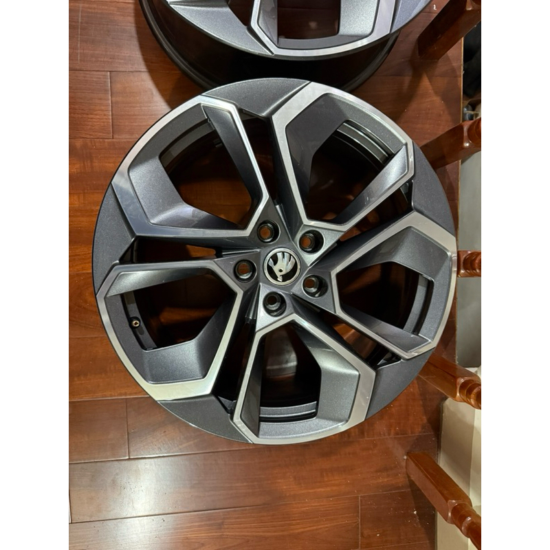 售Skoda Octavia RS 原廠鋁圈