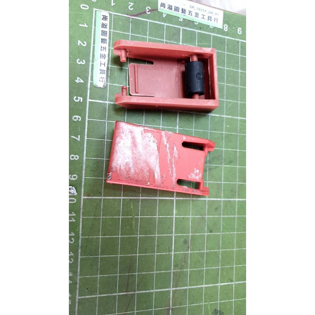 尚溢五金-此賣場 單售--扳扣x2---單售BOSCH  二手工具箱的 扳扣x2-  此賣場  單售--扳扣x2