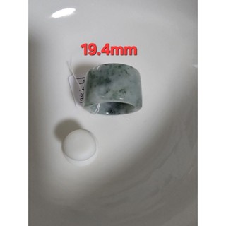緬甸翡翠。現貨牛奶底飄綠花翡翠寬扳指／戒指