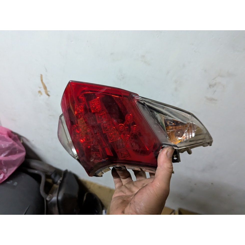 三陽錦昌機車-二手中古良品光陽VJR110、100原廠後燈總成 LED 含線組燈殼 功能都正常有問題包退