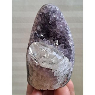 烏拉圭紫水晶、紫晶鎭、拇指晶鎭，鯊魚嘴共生方解石，玻璃體晶體，綠色瑪瑙邊，晶體超閃亮，方便掛手珠手排消磁