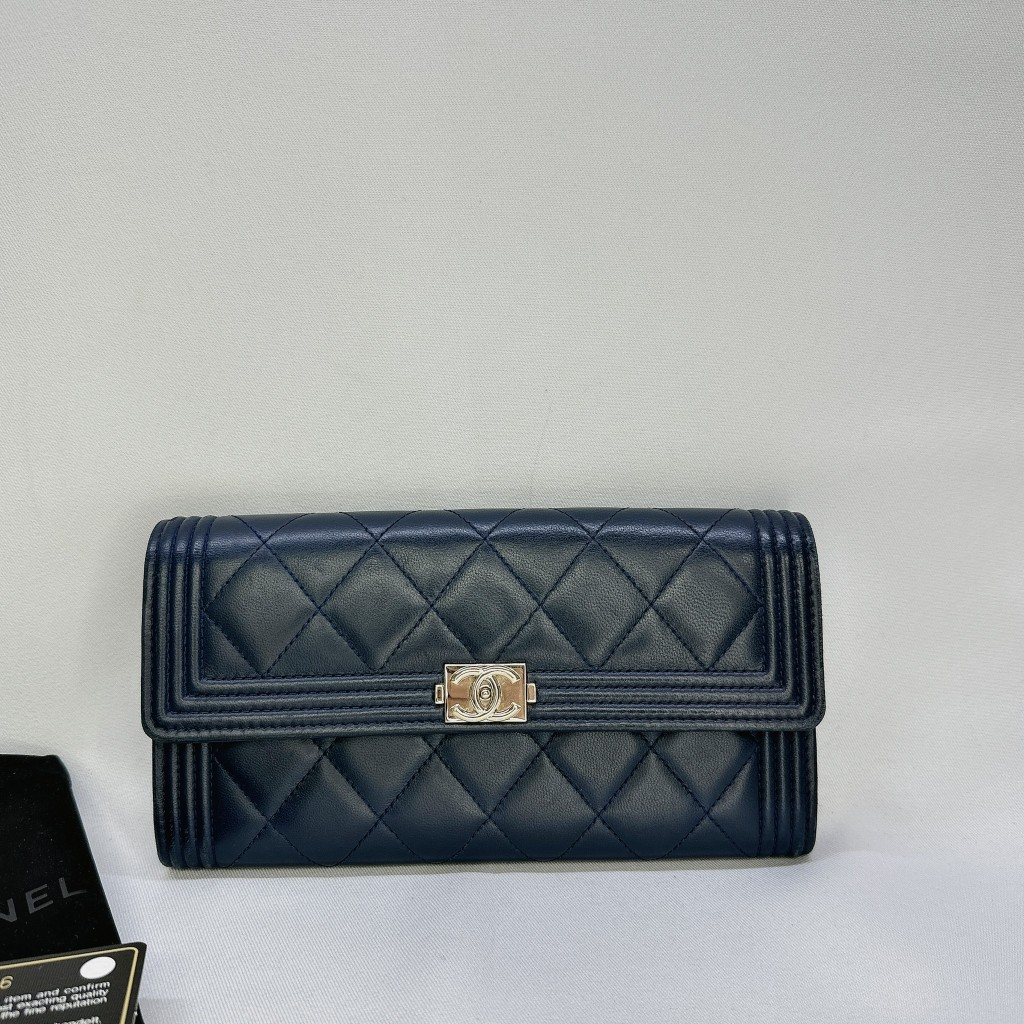 【CHANEL Boy羊皮掀蓋長夾】
