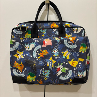 ［全新］Pokeman寶可夢斜背/手拿滿版印刷圖牛仔手提筆電包公事包電腦包萬用包 皮卡丘神奇寶貝