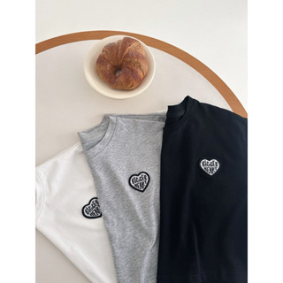 〘 現貨+預購〙Applababy| 愛心刺繡短版上衣 刺繡上衣 刺繡圖t 短版上衣 寬鬆短版上衣 素色上衣 百搭上衣女