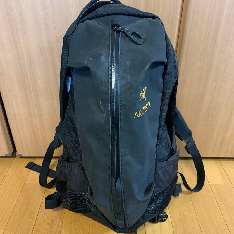 Arc'teryx Arro 22 黑色 尼龍後背包 經典穿搭 日本潮流風格始祖鳥系列 Arro 22 防水 雙肩背包