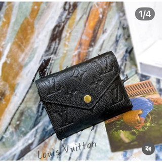二手旗艦 LOUIS VUITTON LV 黑色 牛皮 字紋壓紋 三摺 6卡 零錢袋 釦式 短夾 皮夾(中友店)