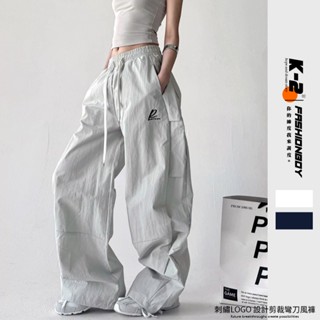 【K-2】刺繡 LOGO 設計 剪裁 彎刀 風褲 長褲 VIBE 帥氣 滑板褲 街頭 中性【J02438】