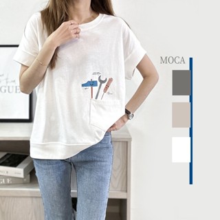【MOCA】現貨 熱賣印花版改款 小接袖韓國棉T恤 涼爽棉 透氣 貼袋印花圓領上衣（F2631）