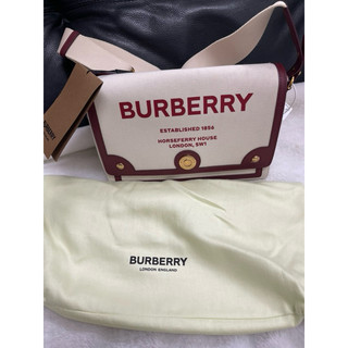 全新 BURBERRY Horseferry 牛皮邊飾帆布翻蓋斜背包（暗紅色）