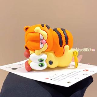 抱抱加菲貓 卡通 適用於AirPods 1/2/3/4代保護套 AirPods Pro2收納殼 蘋果無線藍牙耳機殼矽膠