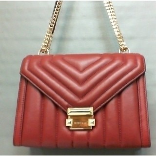 Michael Kors Whitney 小型 金色方釦衍縫信封鍊帶包-酒紅色