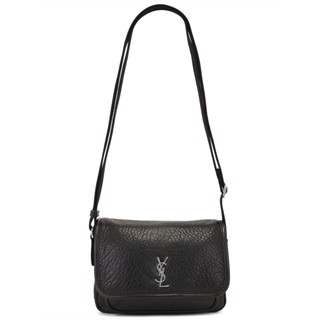 【YSL】SAINT LAURENT 專櫃經典款 NIKI系列銀色金屬LOGO粒面小羊皮翻蓋肩/斜揹包郵差包(小款)