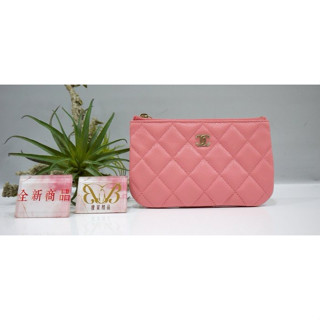 ☆優買二手精品名牌店☆ CHANEL A82365 O CASE 櫻花粉紅色荔枝皮 金釦 一字拉鍊 零錢包 全新