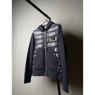【𝐆𝐎𝐋𝐃𝐄𝐍 中壢店】MONCLER GRENOBLE 左胸刺繡布章抽繩連帽半羽絨外套