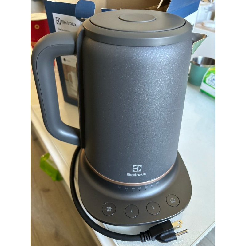售全新（僅拆開檢查）Electrolux 伊萊克斯熱水壺