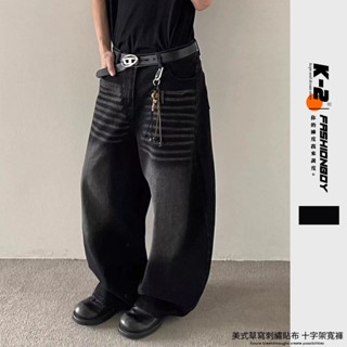 【K-2】美式草寫英文 潮流 刺繡貼布 十字架 貓須 水洗 牛仔寬褲 牛仔褲 彎刀褲 廓型長褲 褲 闊腿褲【J7623】