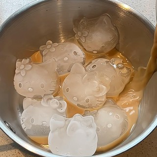 臺灣出貨💛hellokitty零接觸冰格 按壓式冰塊盒 按壓式製冰盒 冷飲杯 冰塊杯 製冰盒模具 冰塊模具 水壺冰格