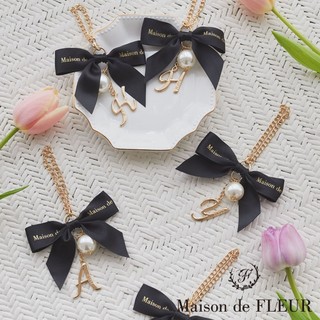 Maison de FLEUR 精緻燙金緞帶字母金標珍珠吊飾(8A41FBJ0600)