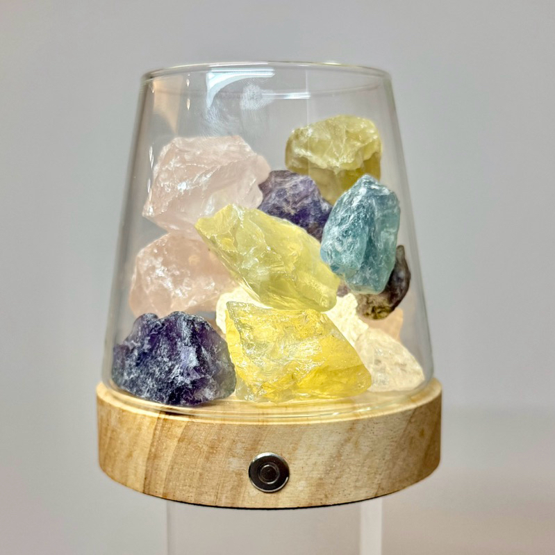 明明天然水晶｜精品水晶原礦組「充電式三色光原木燈座」 黃水晶粉水晶白水晶紫水晶 藍紫螢石 擴香石 五行 淨化能量空間淨化