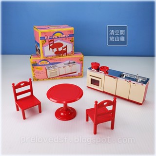 1985 BANDAI 早期家具配件 廚房流理臺 紅色餐桌椅組 可搭森林家族 日本製 二手有盒 絕版〈清空間放山雞〉