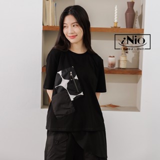 iNio 衣著美學 短袖上衣 現貨 雙口袋 拼接設計 圓領 短袖棉T 黑/白 CEW1032