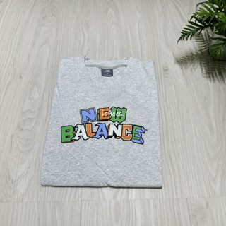 現貨 iShoes正品 New Balance 男款 短袖 插畫 棉 立體 字型 灰 上衣 T恤 MT51984AHH