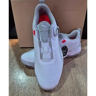 全新 Puma Golf 這款球鞋採用方便的套穿式設計，搭配科技感十足的泡棉中底，提供全天候的支撐力。