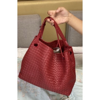BOTTEGA VENETA小羊皮大容量紅色手提肩揹包
