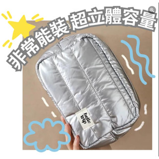現貨𝑾𝒐𝒐𝒎𝒐𝒃𝒊雲朵砰砰超大容量收納包化妝包/彩妝/旅行收納/盥洗用品分類包/過夜包/太空銀包包/保養品收納