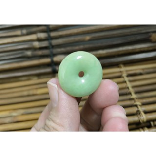 【禾賢行】天然翡翠.緬甸玉.糯種飄綠花翡翠平安扣/平平安安.手工精雕墬子.項鍊.玉珮.SH024123103705 3天