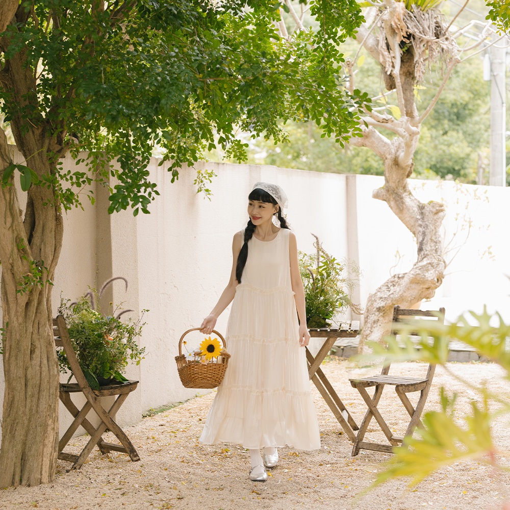 QUEENSHOP_ S 女裝 柏心聯名 光澤荷葉蛋糕造型長洋裝-杏 S/M 現+預 【01087000】