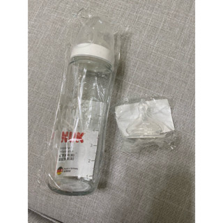 全新/買1送1-品名:NUK輕寬口玻璃奶瓶240ml,一般型中圓洞+配件奶嘴