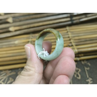 【禾賢行】天然翡翠.淺綠帶黃翡翡翠寬版圓戒/國際圍18號半.戒指.SW12504030584