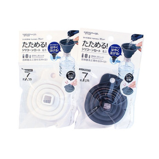 方口型可折疊矽膠漏斗(小) ★ 折疊平整好收納。 ★ 方型設計，快速倒入內裝液體。
