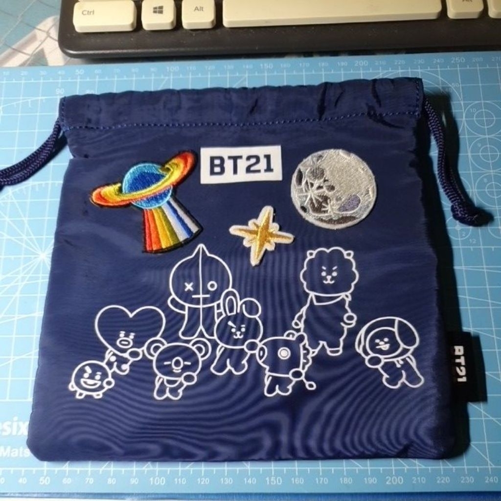 勛【獨家 DIY】BT21 全員深藍束口袋｜精緻布章加工/宇宙星空主題/手作感/收納袋/絕版收藏 260313