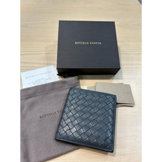 （正版）BOTTEGA VENETA 寶緹嘉 經典編織對開8卡短夾 男用皮夾（石墨灰）
