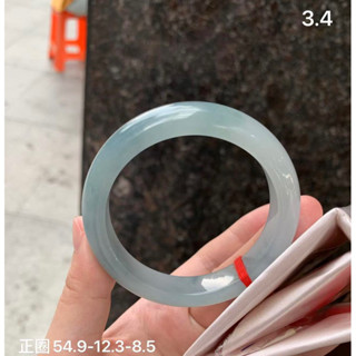 翡翠手鐲正圈 54.9-12.3-8.5💰十幾萬 牛仔藍調半山水，一小段白底，顏色挺特別的，底 子很細膩，膠膠潤潤，打燈