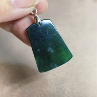 玉貴人…天然微冰透深綠無事牌翡翠玉墜，特價