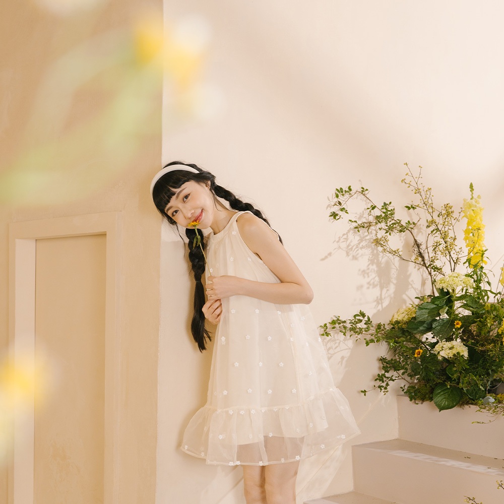 QUEENSHOP_ S 女裝 柏心聯名 刺繡小花削肩透紗短洋裝-杏  S/M 現+預 【01086998】