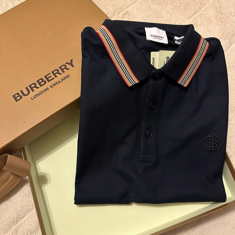 全新✨Burberry 男生 靛藍色低調極簡老錢風 TB刺繡經典配色滾邊Polo領短袖polo衫 XL