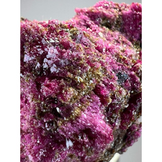 【明明天然水晶】精品純天然緬甸紅寶石原礦79.5g紅剛玉 鉻剛玉 特級閃亮體 雲母共生 勇氣象徵礦石擺件