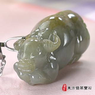 【東方翡翠寶石】翡翠牛項鍊玉珮（牛運乾坤：牛牌A貨翡翠牛玉珮、緬甸玉牛玉墜）。淡綠加黃褐糯種牛，CO039