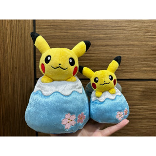 走走。日本［日貨代購］］/全新現貨。Pokemon御殿場精靈寶可夢中心賣店限定。櫻花🌸富士山皮卡丘坐姿娃娃（大）吊牌未拆