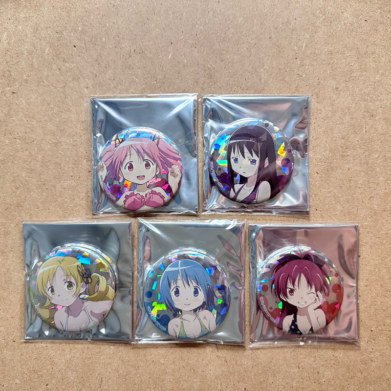 日版 魔法少女小圓 劇場版 鹿目圓 曉美焰 巴麻美 美樹沙耶香 佐倉杏子 泳裝 粗閃 徽章 胸章