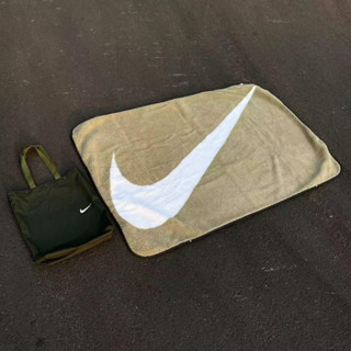 NIKE 大勾羊羔絨毛毯 奶茶色附同色收納袋
